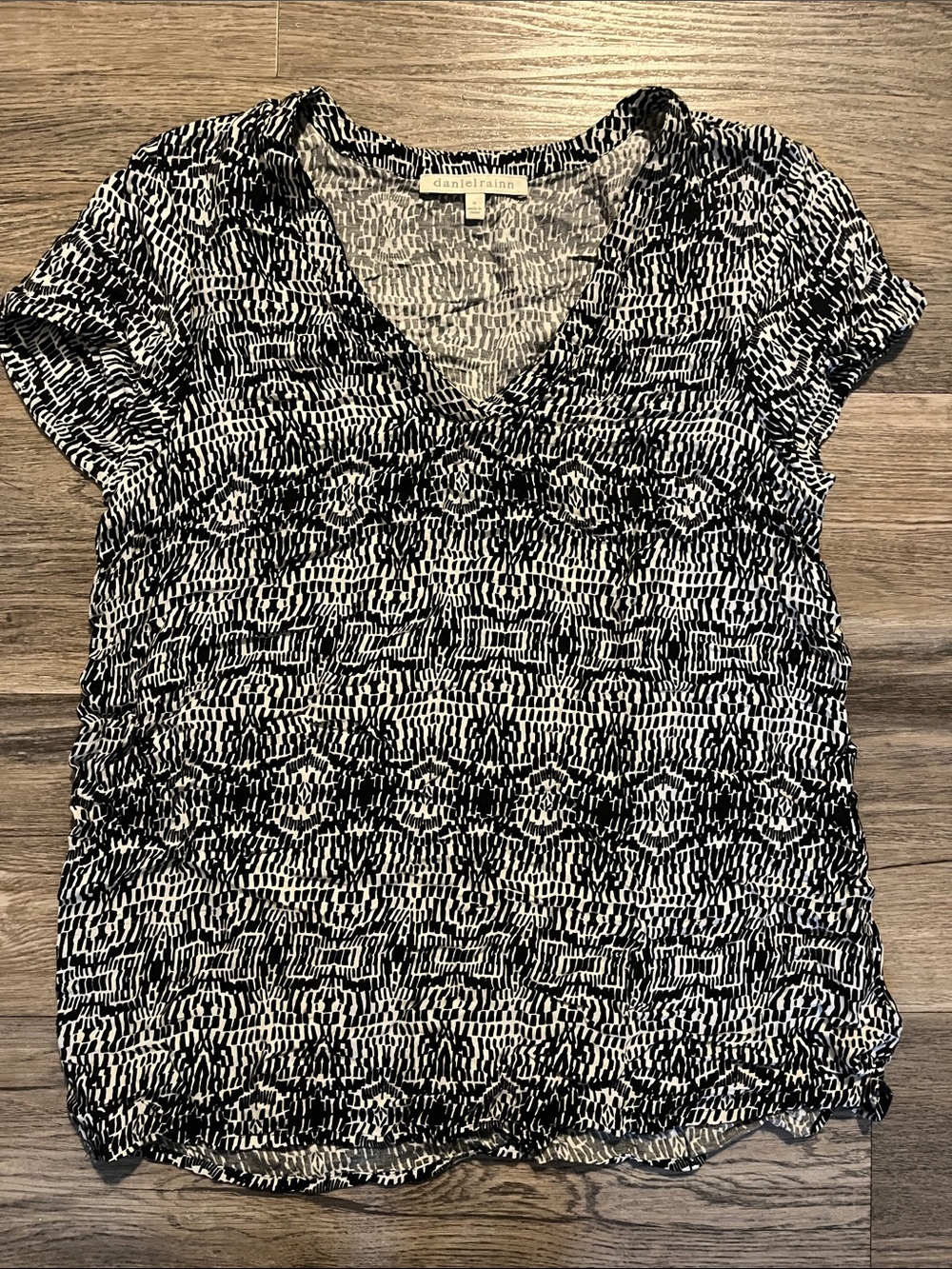 Daniel Rainn Black & White Textured V-Neck Blouse